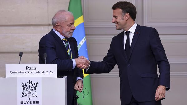 O presidente francês Emmanuel Macron (D), aperta a mão do presidente brasileiro Luiz Inácio Lula da Silva, durante uma coletiva de imprensa conjunta no Palácio do Eliseu, em Paris, 5 de junho de 2025 - Sputnik Brasil