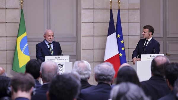 O presidente brasileiro Luiz Inácio Lula da Silva (E), e o presidente francês Emmanuel Macron participam de uma coletiva de imprensa no Palácio do Eliseu, em Paris, 5 de junho de 2025 - Sputnik Brasil