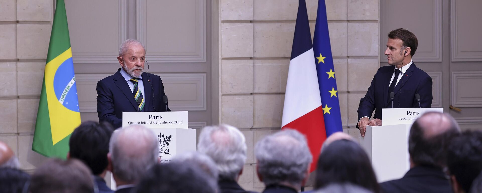 O presidente brasileiro Luiz Inácio Lula da Silva (E), e o presidente francês Emmanuel Macron participam de uma coletiva de imprensa no Palácio do Eliseu, em Paris, 5 de junho de 2025 - Sputnik Brasil, 1920, 05.06.2025