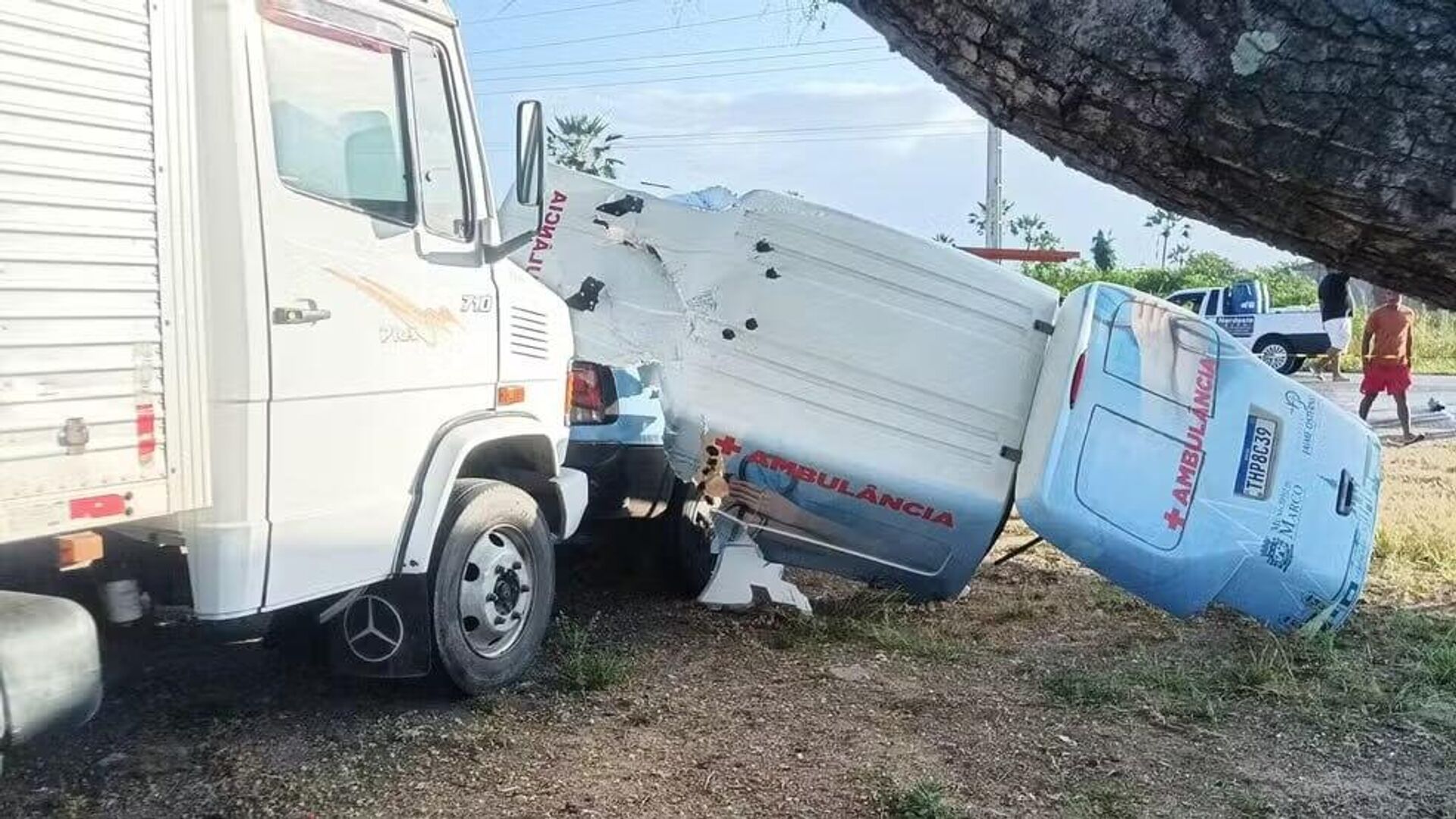 Colisão entre ambulância e caminhão no Ceará resulta em 4 mortes Colisão entre ambulância e caminhão no Ceará resulta em 4 mortes