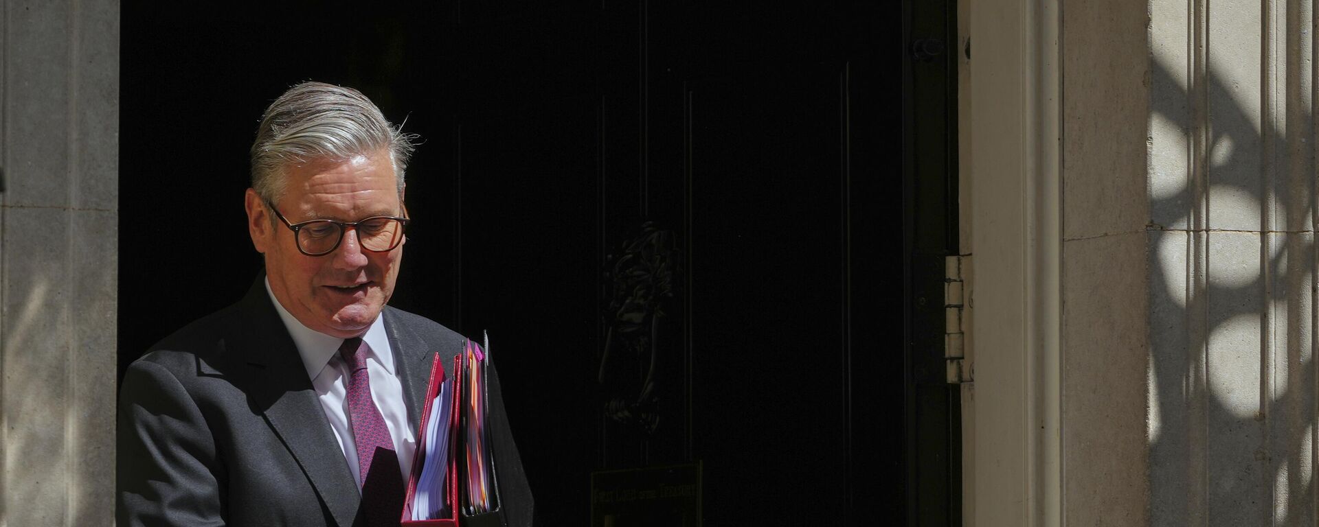 O premiê britânico, Keir Starmer, deixa o número 10 da Downing Street para participar da sessão semanal de perguntas ao primeiro-ministro no parlamento. Londres, 14 de maio de 2025 - Sputnik Brasil, 1920, 05.06.2025