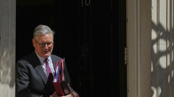 O premiê britânico, Keir Starmer, deixa o número 10 da Downing Street para participar da sessão semanal de perguntas ao primeiro-ministro no parlamento. Londres, 14 de maio de 2025 - Sputnik Brasil