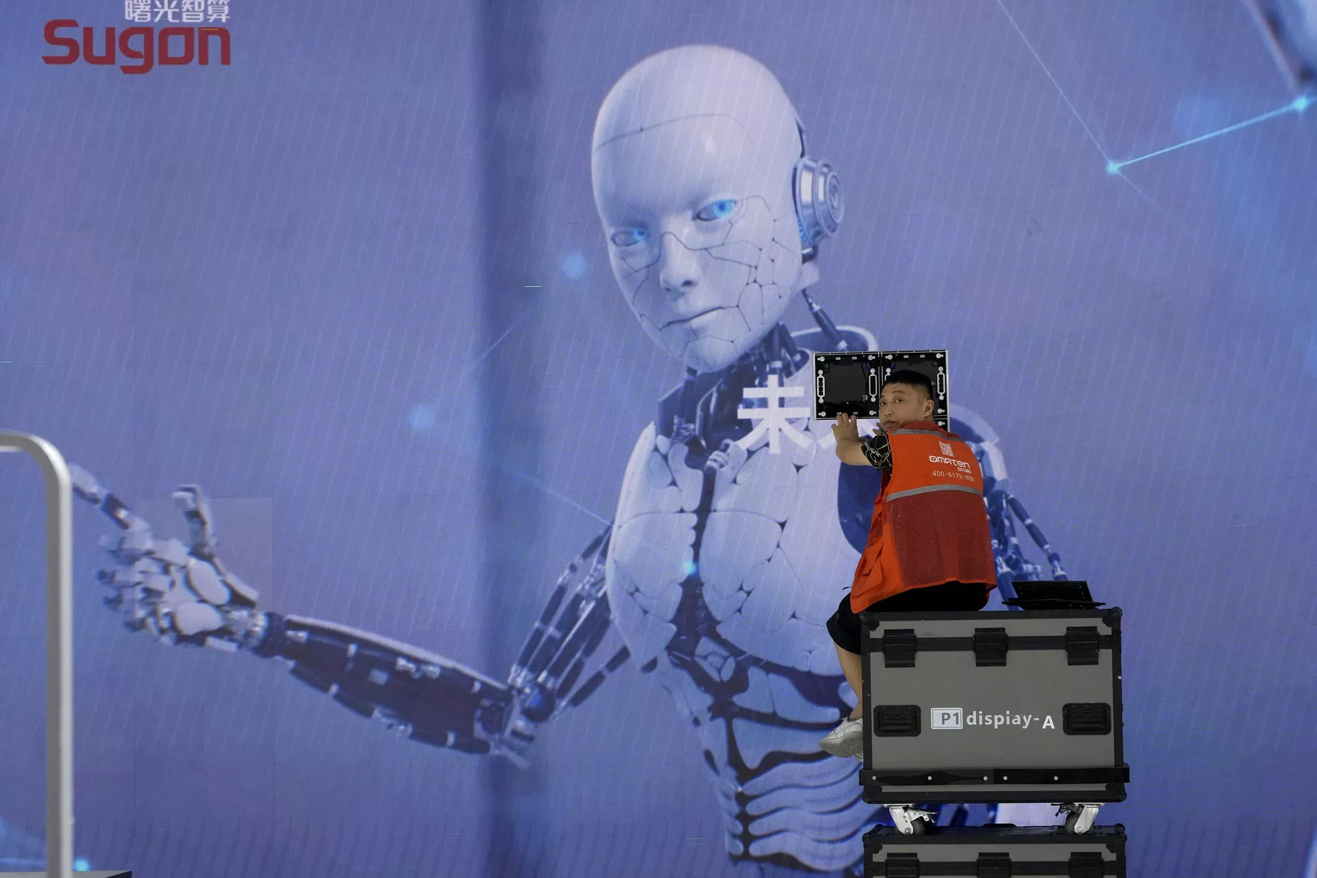 Trabalhador monta estande da Sugon, uma fabricante chinesa de supercomputadores, durante a Conferência Mundial de Inteligência Artificial realizada em Xangai, 5 de julho de 2023. (foto de arquivo) Trabalhador monta estande da Sugon, uma fabricante chinesa de supercomputadores, durante a Conferência Mundial de Inteligência Artificial realizada em Xangai, 5 de julho de 2023. (foto de arquivo) - Sputnik Brasil, 1920, 06.06.2025