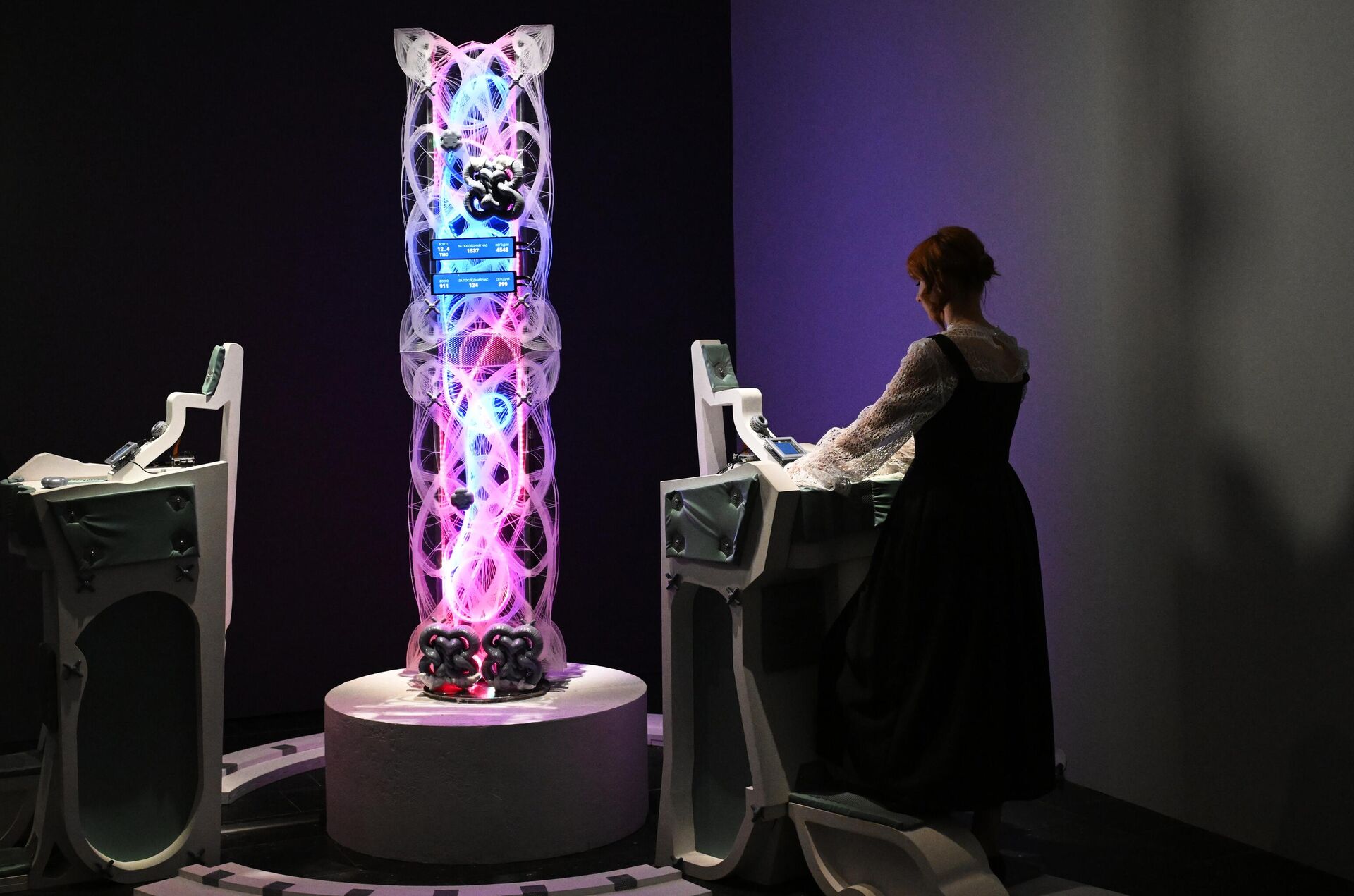 Visitante durante a exposição “Redes humanas e neurais: quem cria quem?, organizada pela GaleriaTretyakov em cooperação com a empresa de tecnologia Yandex, Moscou, Rússia, 22 de abril de 2025 / RIA Novosti Visitante durante a exposição “Redes humanas e neurais: quem cria quem?, organizada pela GaleriaTretyakov em cooperação com a empresa de tecnologia Yandex, Moscou, Rússia, 22 de abril de 2025 / RIA Novosti