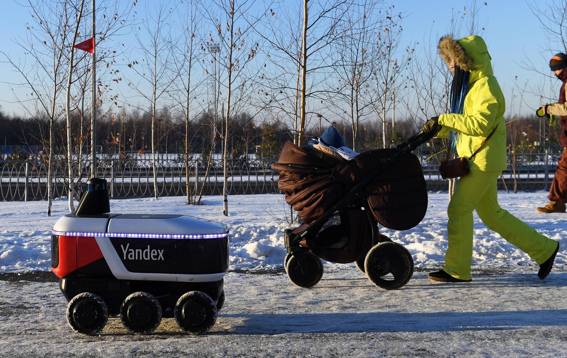 Um robô de entrega não tripulado Yandex.Rover durante percurso na cidade de Moscou, Rússia (foto de arquivo) Um robô de entrega não tripulado Yandex.Rover durante percurso na cidade de Moscou, Rússia (foto de arquivo)