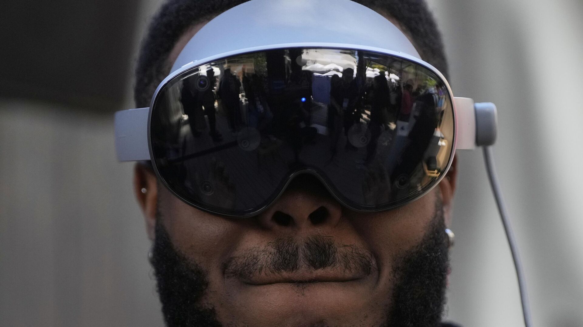 Homem faz uma demonstração do Project Moohan, o óculos de realidade virtual Android XR da Samsung, em um evento do Google I/O na Califórnia, EUA, 20 de maio de 2025 Homem faz uma demonstração do Project Moohan, o óculos de realidade virtual Android XR da Samsung, em um evento do Google I/O na Califórnia, EUA, 20 de maio de 2025 - Sputnik Brasil, 1920, 06.06.2025