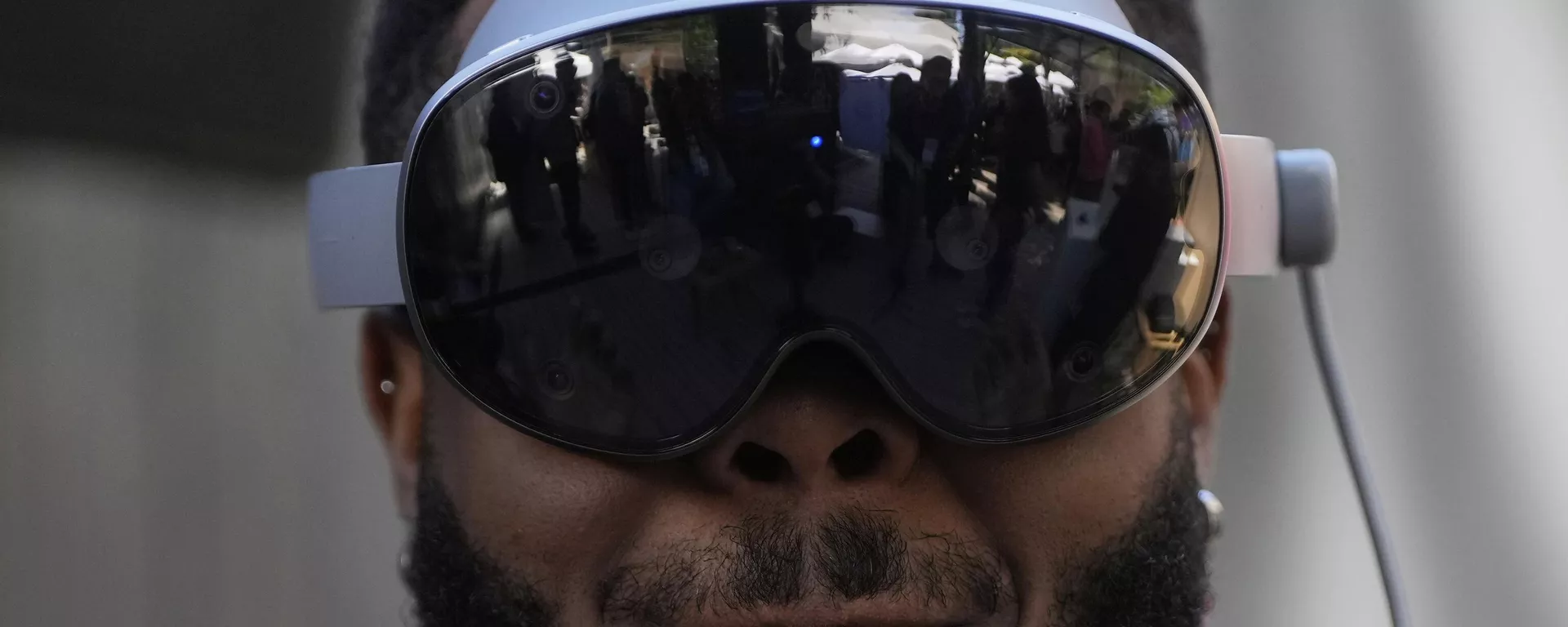 Homem faz uma demonstração do Project Moohan, o óculos de realidade virtual Android XR da Samsung, em um evento do Google I/O na Califórnia, EUA, 20 de maio de 2025 - Sputnik Brasil, 1920, 06.06.2025