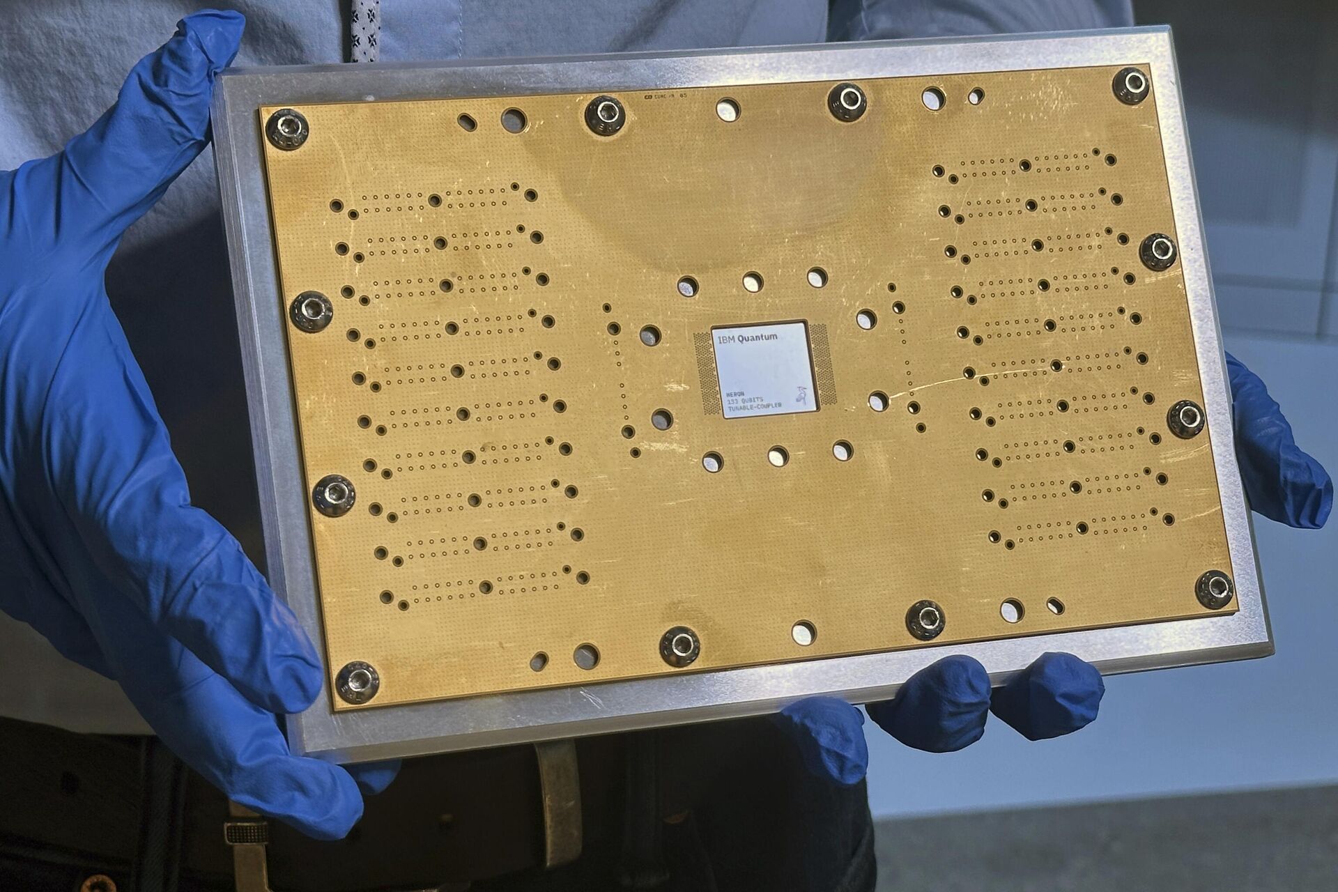 Um chip de processador quântico IBM Heron em uma placa de circuito na sede da IBM em Nova York, EUA, 5 de março de 2025. Um chip de processador quântico IBM Heron em uma placa de circuito na sede da IBM em Nova York, EUA, 5 de março de 2025.