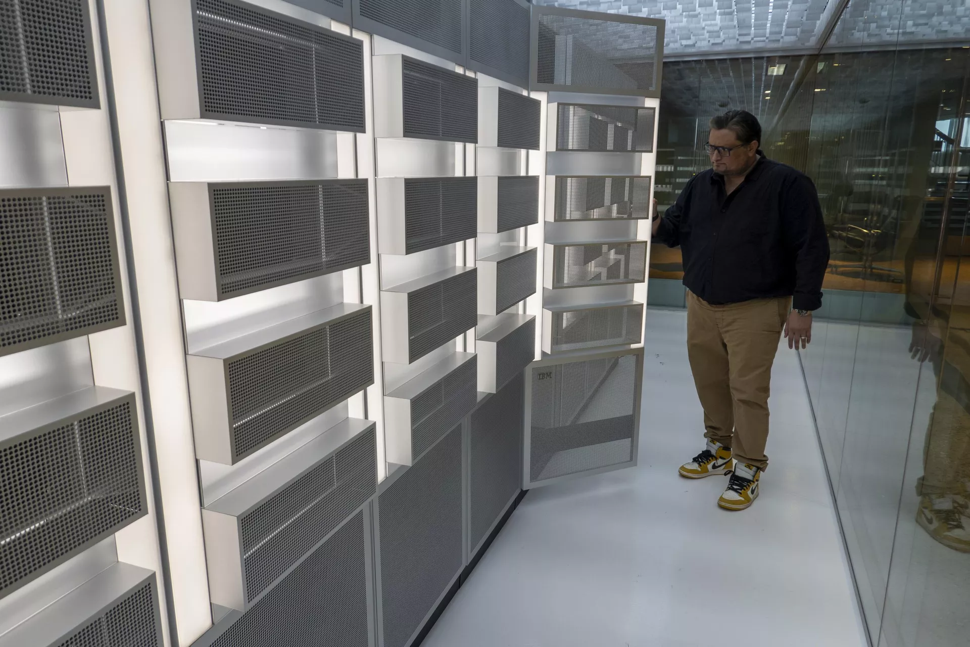 Funcionário inspeciona racks de servidores de computador que executam programas de inteligência artificial, Nova York, EUA, 5 de março de 2025 Funcionário inspeciona racks de servidores de computador que executam programas de inteligência artificial, Nova York, EUA, 5 de março de 2025 - Sputnik Brasil, 1920, 06.06.2025