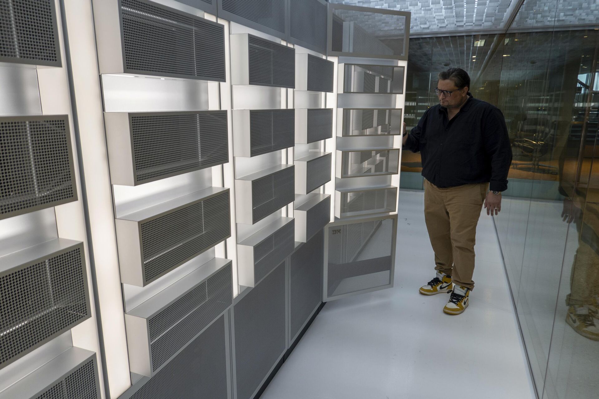 Funcionário inspeciona racks de servidores de computador que executam programas de inteligência artificial, Nova York, EUA, 5 de março de 2025 Funcionário inspeciona racks de servidores de computador que executam programas de inteligência artificial, Nova York, EUA, 5 de março de 2025