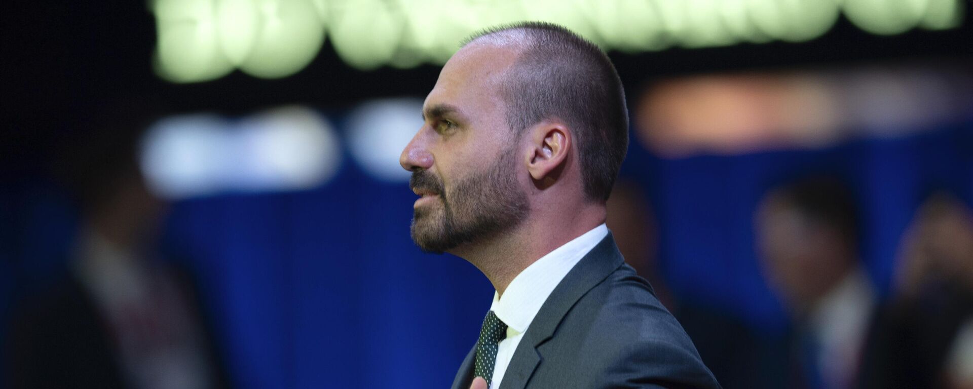 Eduardo Bolsonaro cumprimenta o presidente Donald Trump na Conferência de Ação Política, em Oxon Hill, Maryland. EUA, 22 de fevereiro de 2025 - Sputnik Brasil, 1920, 06.06.2025