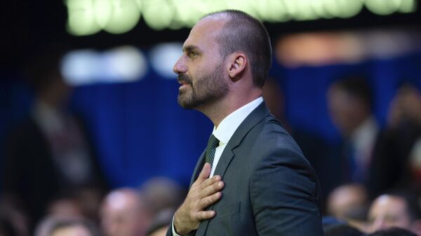 Eduardo Bolsonaro cumprimenta o presidente Donald Trump na Conferência de Ação Política, em Oxon Hill, Maryland. EUA, 22 de fevereiro de 2025 - Sputnik Brasil