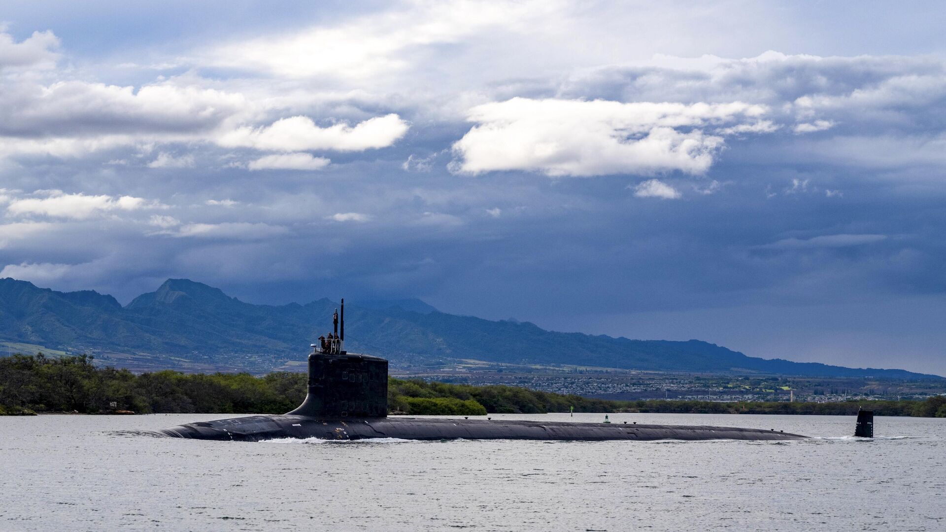 Nesta foto fornecida pela Marinha dos EUA, o submarino de ataque rápido da classe Virginia, USS Missouri (SSN 780), parte da Base Conjunta de Pearl Harbor-Hickam para uma implantação programada na área de responsabilidade da 7ª Frota, em 1º de setembro de 2021. A Austrália comprará submarinos de ataque nucleares da classe Virginia, fabricados nos EUA, para modernizar sua frota, disse uma autoridade europeia e uma pessoa familiarizada com o assunto no dia 9 de março de 2023, em meio a crescentes preocupações sobre a influência da China na região Indo-Pacífico Nesta foto fornecida pela Marinha dos EUA, o submarino de ataque rápido da classe Virginia, USS Missouri (SSN 780), parte da Base Conjunta de Pearl Harbor-Hickam para uma implantação programada na área de responsabilidade da 7ª Frota, em 1º de setembro de 2021. A Austrália comprará submarinos de ataque nucleares da classe Virginia, fabricados nos EUA, para modernizar sua frota, disse uma autoridade europeia e uma pessoa familiarizada com o assunto no dia 9 de março de 2023, em meio a crescentes preocupações sobre a influência da China na região Indo-Pacífico - Sputnik Brasil, 1920, 08.06.2025