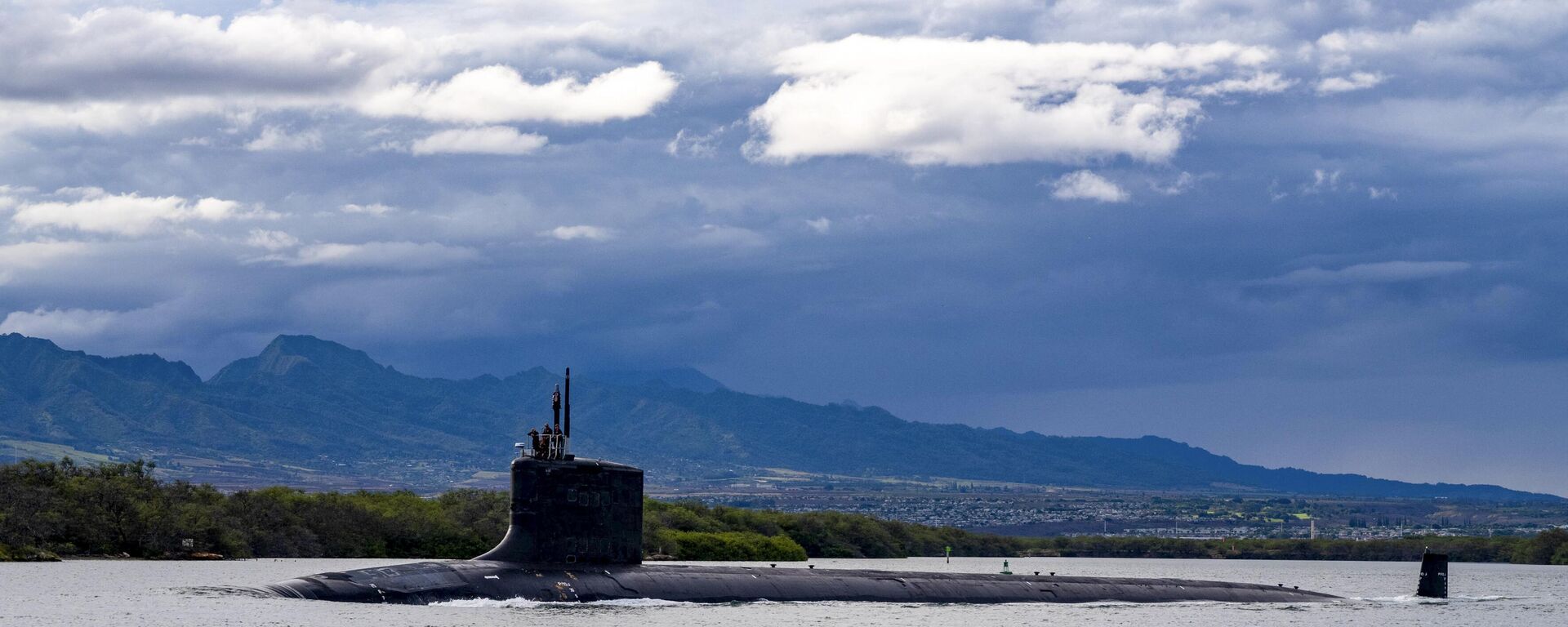 Nesta foto fornecida pela Marinha dos EUA, o submarino de ataque rápido da classe Virginia, USS Missouri (SSN 780), parte da Base Conjunta de Pearl Harbor-Hickam para uma implantação programada na área de responsabilidade da 7ª Frota, em 1º de setembro de 2021. A Austrália comprará submarinos de ataque nucleares da classe Virginia, fabricados nos EUA, para modernizar sua frota, disse uma autoridade europeia e uma pessoa familiarizada com o assunto no dia 9 de março de 2023, em meio a crescentes preocupações sobre a influência da China na região Indo-Pacífico Nesta foto fornecida pela Marinha dos EUA, o submarino de ataque rápido da classe Virginia, USS Missouri (SSN 780), parte da Base Conjunta de Pearl Harbor-Hickam para uma implantação programada na área de responsabilidade da 7ª Frota, em 1º de setembro de 2021. A Austrália comprará submarinos de ataque nucleares da classe Virginia, fabricados nos EUA, para modernizar sua frota, disse uma autoridade europeia e uma pessoa familiarizada com o assunto no dia 9 de março de 2023, em meio a crescentes preocupações sobre a influência da China na região Indo-Pacífico - Sputnik Brasil, 1920, 25.12.2025