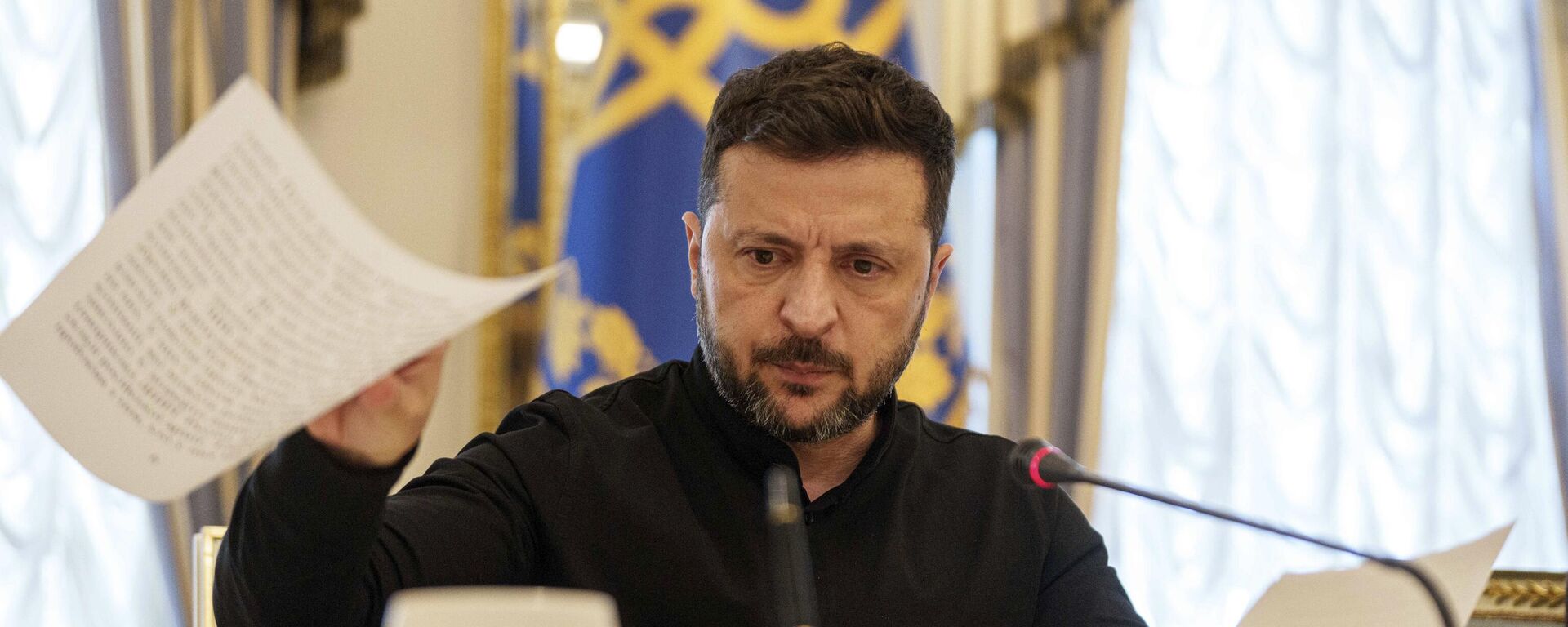 Vladimir Zelensky fala com jornalistas durante uma coletiva de imprensa em Kiev. Ucrânia, 4 de junho de 2025 - Sputnik Brasil, 1920, 10.11.2025