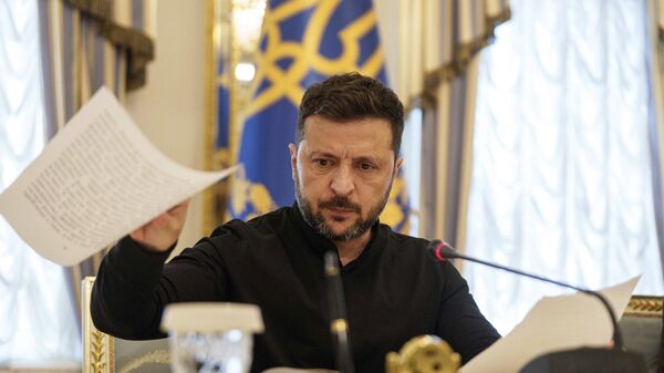 Vladimir Zelensky fala com jornalistas durante uma coletiva de imprensa em Kiev. Ucrânia, 4 de junho de 2025 - Sputnik Brasil