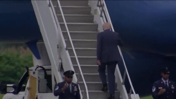 Donald Trump zombou repetidamente do ex-presidente dos EUA Joe Biden por tropeçar nas escadas do avião - Sputnik Brasil