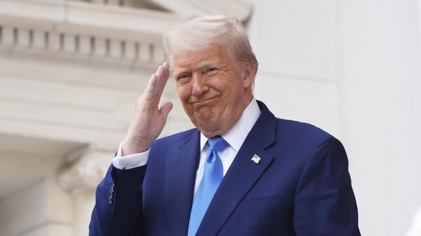 O presidente dos EUA, Donald Trump, discursa durante a 157ª cerimônia do Dia Nacional da Memória no Cemitério Nacional de Arlington, Arlington, Virgínia, 26 de maio de 2025 - Sputnik Brasil