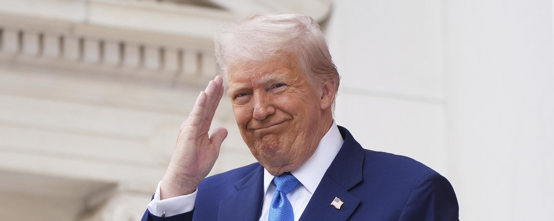 O presidente dos EUA, Donald Trump, discursa durante a 157ª cerimônia do Dia Nacional da Memória, no Cemitério Nacional de Arlington, na Virgínia, em 26 de maio de 2025 - Sputnik Brasil, 1920, 09.06.2025