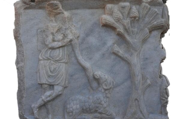 Fragmento de um sarcófago de mármore da era romana Fragmento de um sarcófago de mármore da era romana - Sputnik Brasil