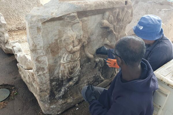 Um espetacular e raro sarcófago romano descoberto em Cesaréia, em Israel Um espetacular e raro sarcófago romano descoberto em Cesaréia, em Israel - Sputnik Brasil