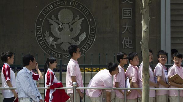 Estudantes chineses aguardam do lado de fora da Embaixada dos EUA para entrevistas de solicitação de visto, em Pequim - Sputnik Brasil