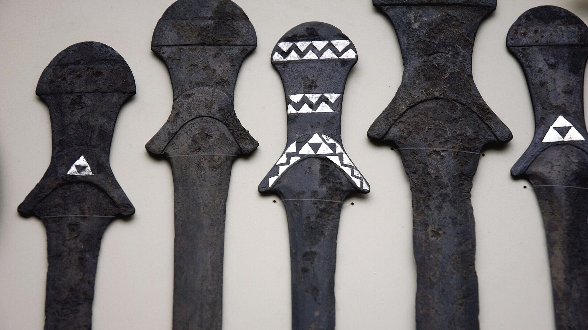 As prováveis espadas e adagas mais antigas do mundo encontradas na Turquia e mantidas pelo Museu de Malatya As prováveis espadas e adagas mais antigas do mundo encontradas na Turquia e mantidas pelo Museu de Malatya - Sputnik Brasil, 1920, 10.06.2025
