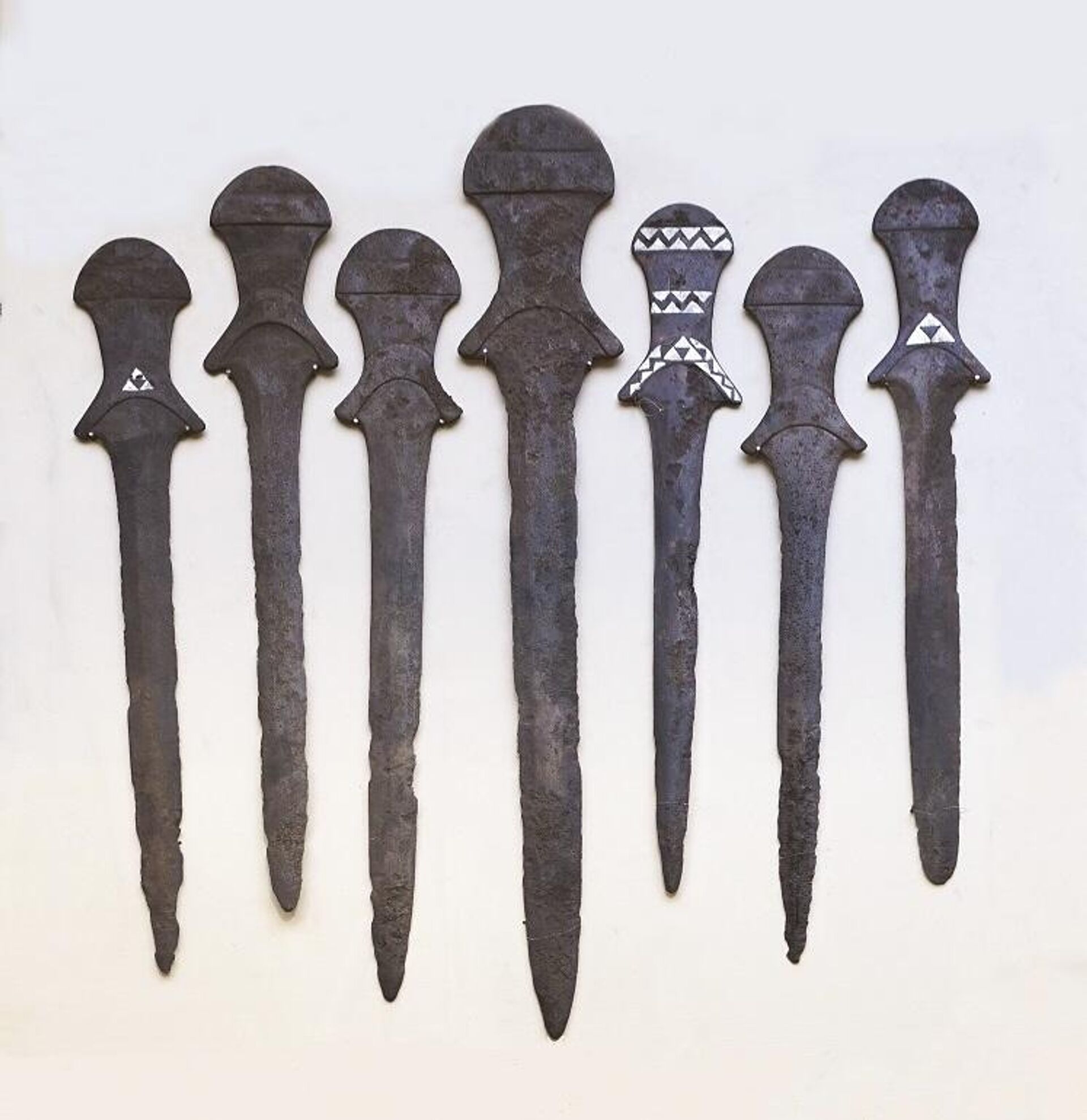 As prováveis espadas e adagas mais antigas do mundo encontradas no Monte Arslantepe na Turquia e mantidas pelo Museu de Malatya As prováveis espadas e adagas mais antigas do mundo encontradas no Monte Arslantepe na Turquia e mantidas pelo Museu de Malatya