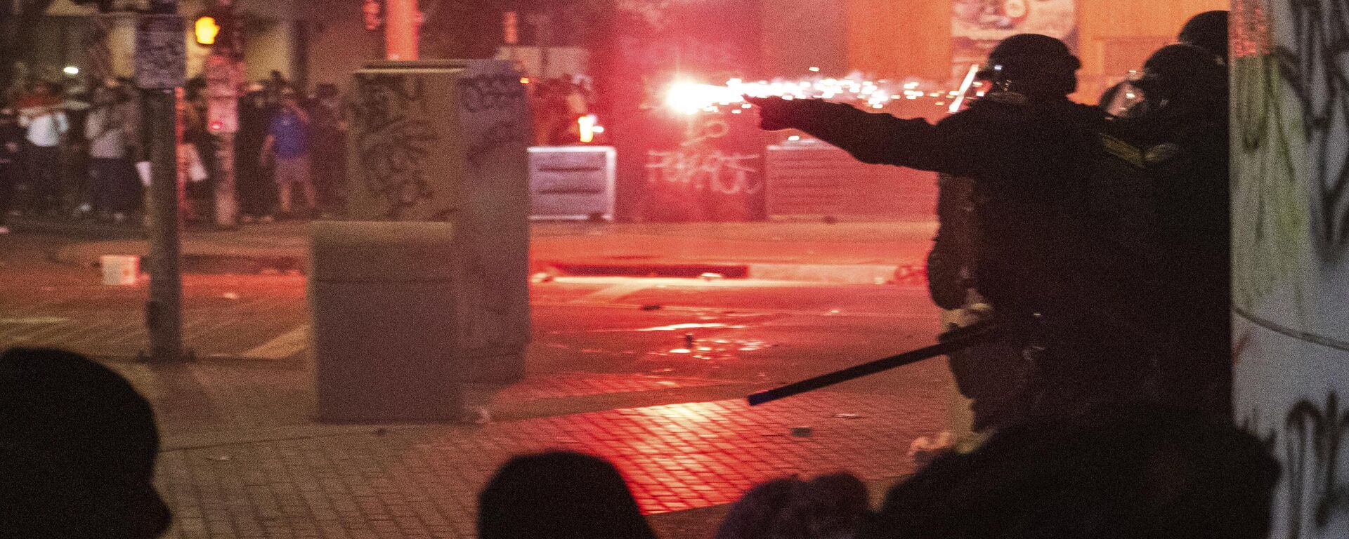 Polícia se guarda de projéteis durante os protestos contra as batidas anti-imigração do governo Trump, em Los Angeles - Sputnik Brasil, 1920, 11.06.2025