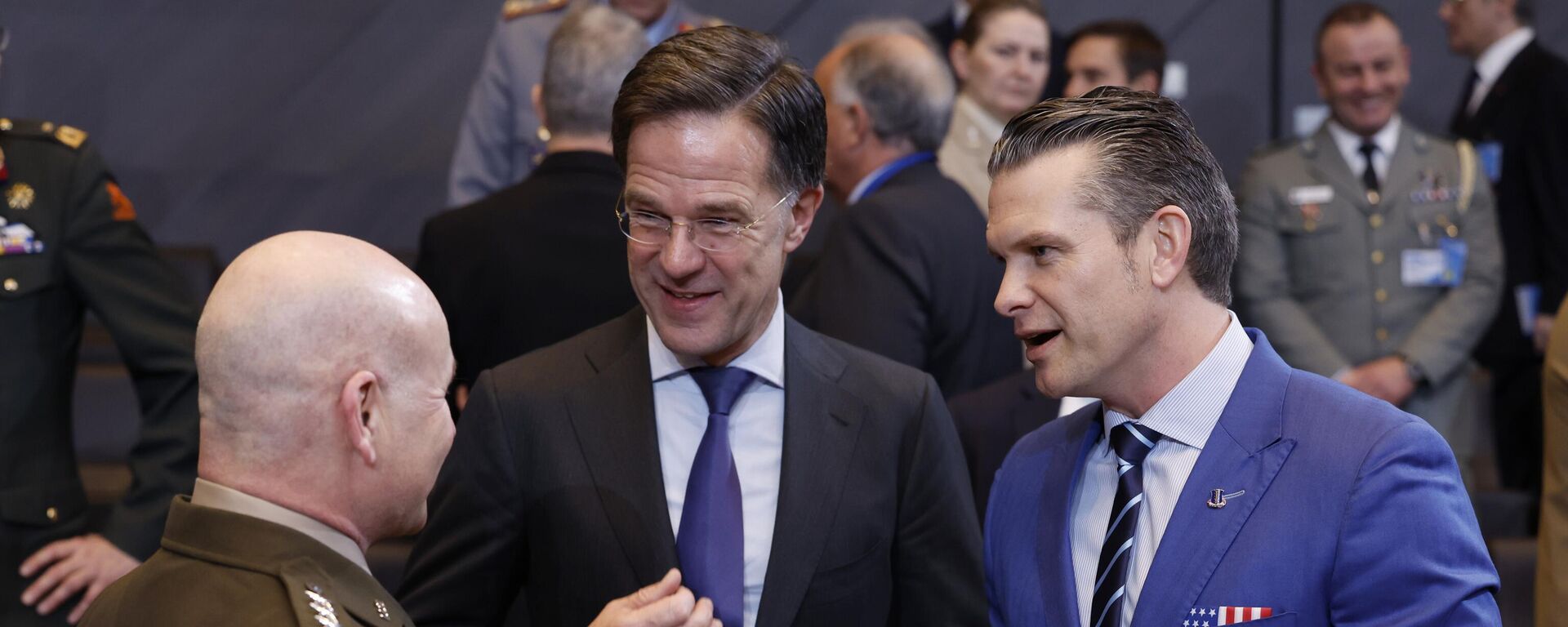 O secretário de Defesa dos Estados Unidos, Pete Hegseth; o secretário-geral da OTAN, Mark Rutte; e o comandante supremo aliado da OTAN na Europa, general Christopher Cavoli conversam durante encontro do Conselho do Atlântico Norte. Bruxelas, 13 de fevereiro de 2025 - Sputnik Brasil, 1920, 10.06.2025