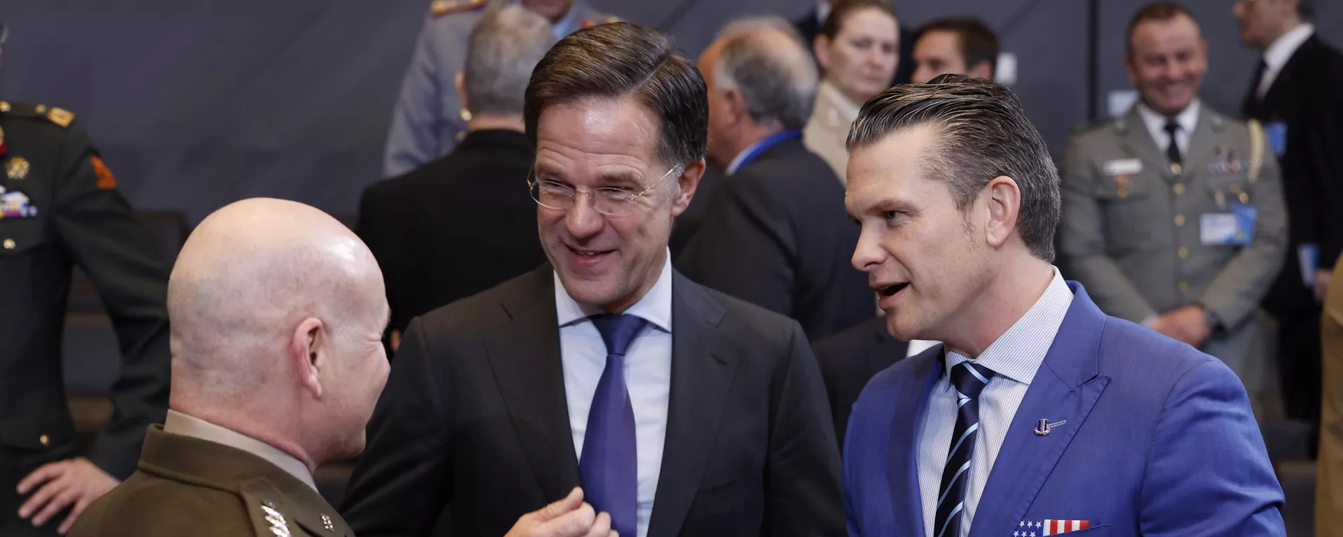 O secretário de Defesa dos Estados Unidos, Pete Hegseth; o secretário-geral da OTAN, Mark Rutte; e o comandante supremo aliado da OTAN na Europa, general Christopher Cavoli conversam durante encontro do Conselho do Atlântico Norte. Bruxelas, 13 de fevereiro de 2025 - Sputnik Brasil, 1920, 10.06.2025