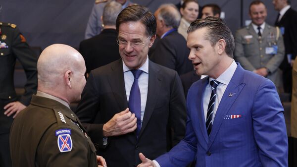 O secretário de Defesa dos Estados Unidos, Pete Hegseth; o secretário-geral da OTAN, Mark Rutte; e o comandante supremo aliado da OTAN na Europa, general Christopher Cavoli conversam durante encontro do Conselho do Atlântico Norte. Bruxelas, 13 de fevereiro de 2025 - Sputnik Brasil