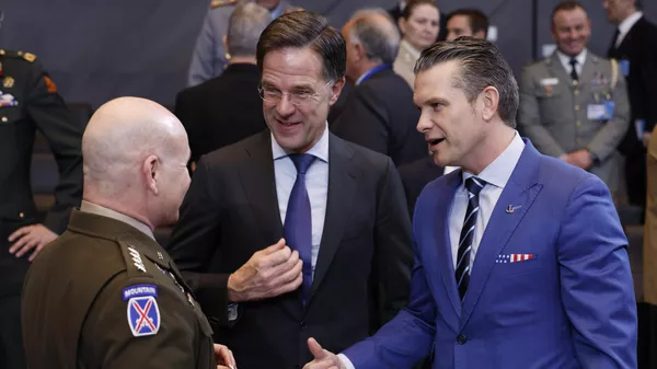 O secretário de Defesa dos Estados Unidos, Pete Hegseth; o secretário-geral da OTAN, Mark Rutte; e o comandante supremo aliado da OTAN na Europa, general Christopher Cavoli conversam durante encontro do Conselho do Atlântico Norte. Bruxelas, 13 de fevereiro de 2025 - Sputnik Brasil