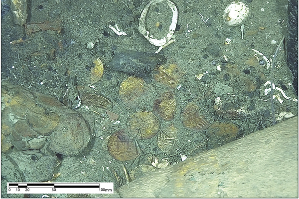 Fotografia in situ de alta resolução da área do tesouro de cobs na seção de bombordo da popa, mostrando as faces anverso e reverso das moedas, conforme observadas no fundo do mar - Sputnik Brasil