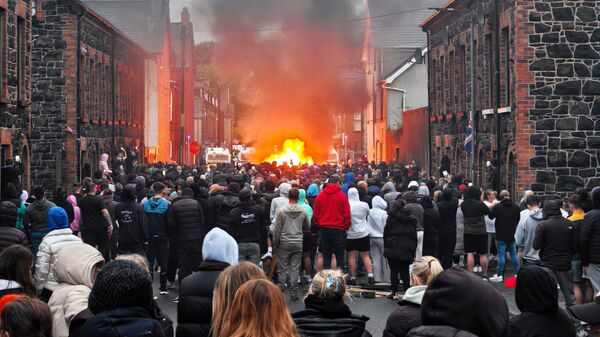 Protestos inflamam ruas, mas o protesto é contra a migração - Sputnik Brasil