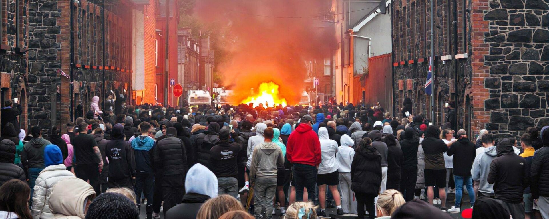 Protestos inflamam ruas, mas o protesto é contra a migração - Sputnik Brasil, 1920, 11.06.2025