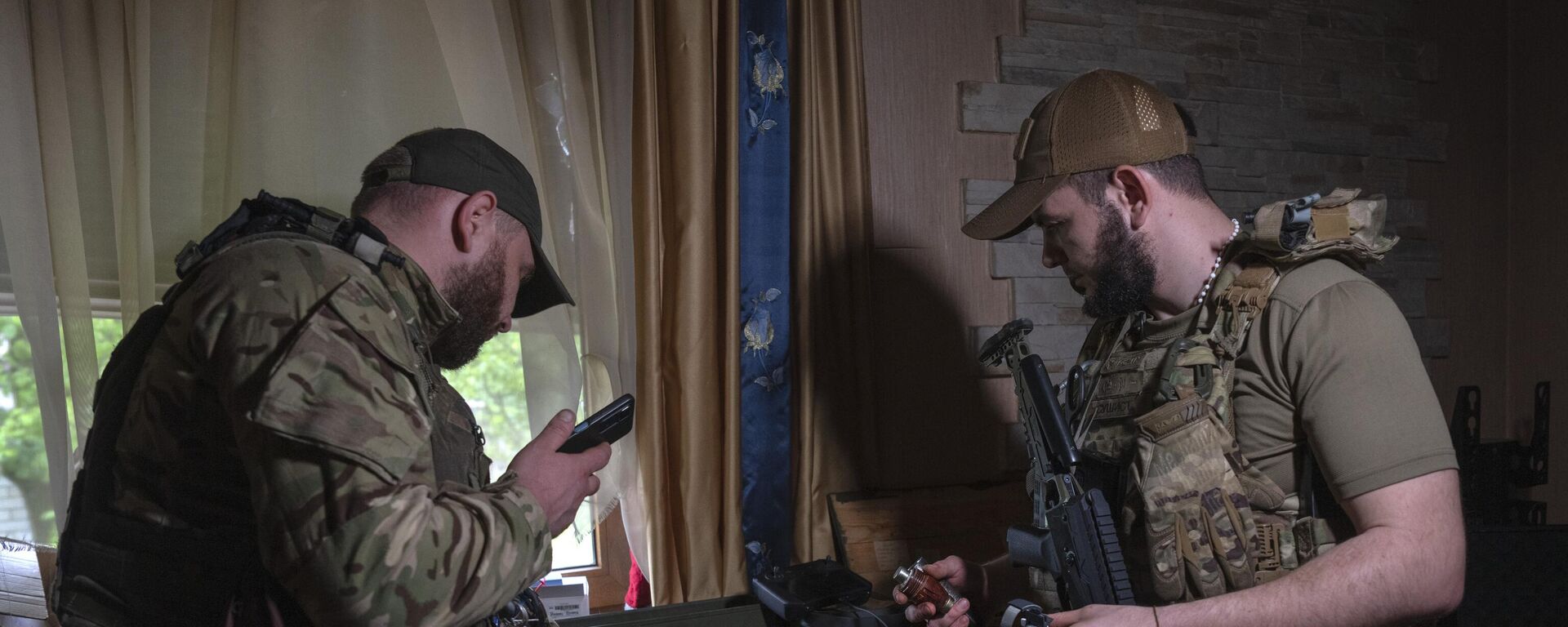 Oficiais da 59ª Brigada Motorizada da Ucrânia preparam drone em um abrigo nos subúrbios de Donetsk, em 26 de maio de 2023 - Sputnik Brasil, 1920, 31.07.2025