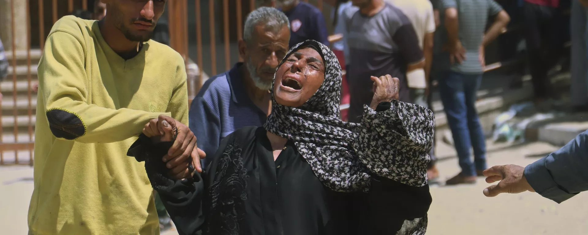 Ekram Naser (à direita) chora durante o funeral de seu irmão Yusuf Najjar, que foi morto enquanto se dirigia a um centro de distribuição de ajuda em Rafah, no sul da Faixa de Gaza. Palestina, 11 de junho de 2025 - Sputnik Brasil, 1920, 28.06.2025