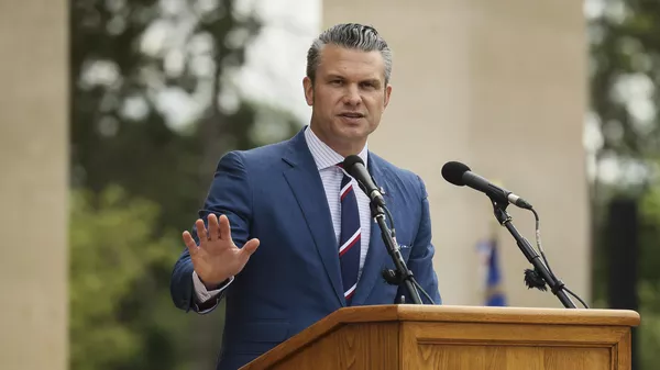 O secretário de Defesa dos EUA, Pete Hegseth, faz um discurso no cemitério dos EUA para comemorar o 81º aniversário do desembarque do Dia D, em Colleville-sur-Mer, Normandia, 6 de junho de 2025 - Sputnik Brasil