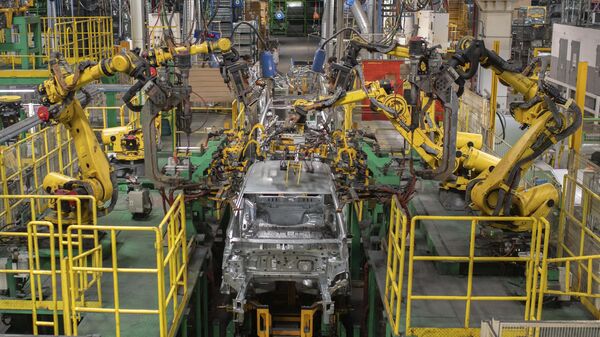 Carros são colocados em linha de produção dentro da fábrica da Renault nos arredores de Tânger. Marrocos, 29 de abril de 2024 - Sputnik Brasil