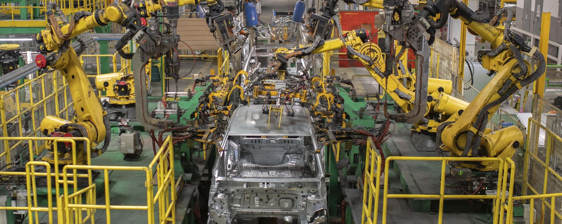 Carros são colocados em linha de produção dentro da fábrica da Renault nos arredores de Tânger. Marrocos, 29 de abril de 2024 - Sputnik Brasil, 1920, 13.06.2025