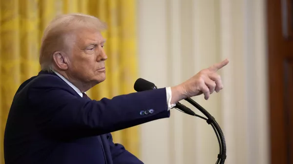 Presidente Donald Trump aponta para repórter enquanto responde perguntas em coletiva de imprensa. Estados Unidos, 13 de fevereiro de 2025 - Sputnik Brasil