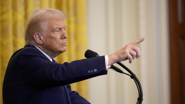 Presidente Donald Trump aponta para repórter enquanto responde perguntas em coletiva de imprensa. Estados Unidos, 13 de fevereiro de 2025 - Sputnik Brasil