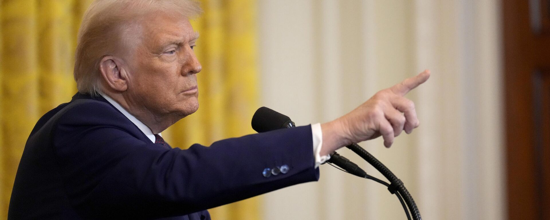 Presidente Donald Trump aponta para repórter enquanto responde perguntas em coletiva de imprensa. Estados Unidos, 13 de fevereiro de 2025 - Sputnik Brasil, 1920, 12.06.2025