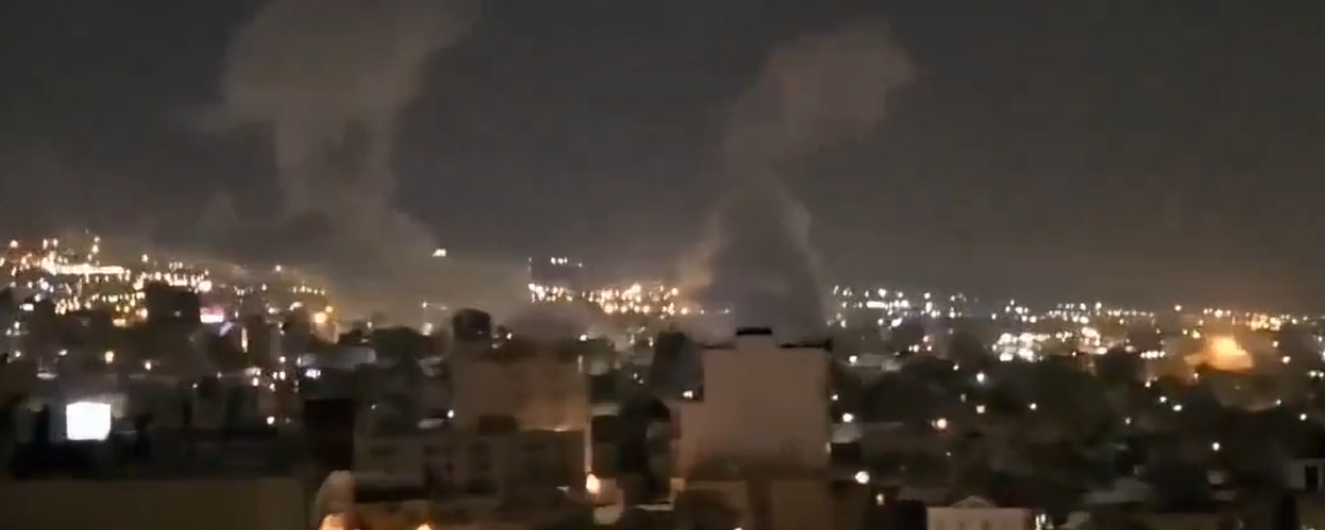 Fumaça causada por explosões após ataques preventivos de Israel contra o Irã. Teerã, 12 de junho de 2025 - Sputnik Brasil, 1920, 12.06.2025