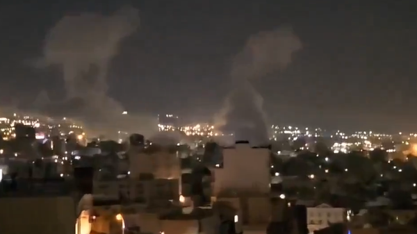 Fumaça causada por explosões após ataques preventivos de Israel contra o Irã. Teerã, 12 de junho de 2025 - Sputnik Brasil