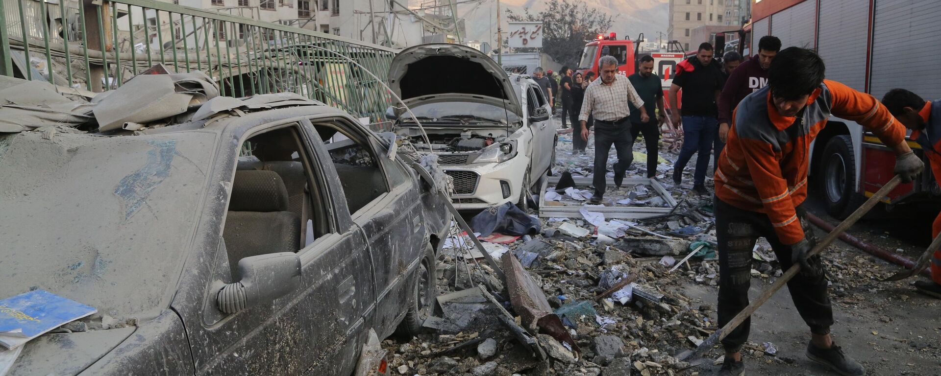 Edifícios e carros danificados em Teerã como resultado de ataques aéreos israelenses no território iraniano - Sputnik Brasil, 1920, 13.06.2025