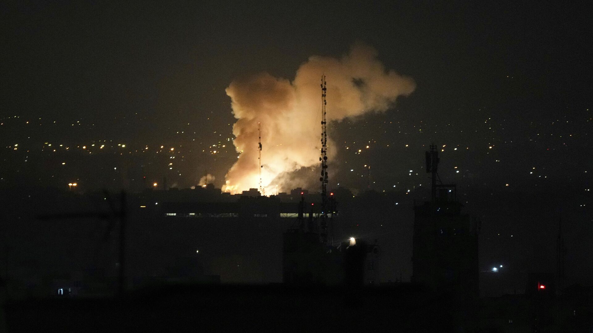 Ataque de Israel contra Teerã, no Irã, levanta cortina de fumaça e fogo, na madrugada desta sexta-feira (13) - Sputnik Brasil, 1920, 13.06.2025