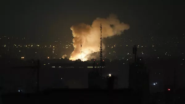 Ataque de Israel contra Teerã, no Irã, levanta cortina de fumaça e fogo, em 13 de junho de 2025 - Sputnik Brasil