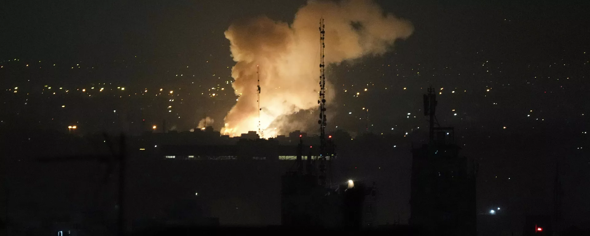 Ataque de Israel contra Teerã, no Irã, levanta cortina de fumaça e fogo, em 13 de junho de 2025 - Sputnik Brasil, 1920, 13.06.2025